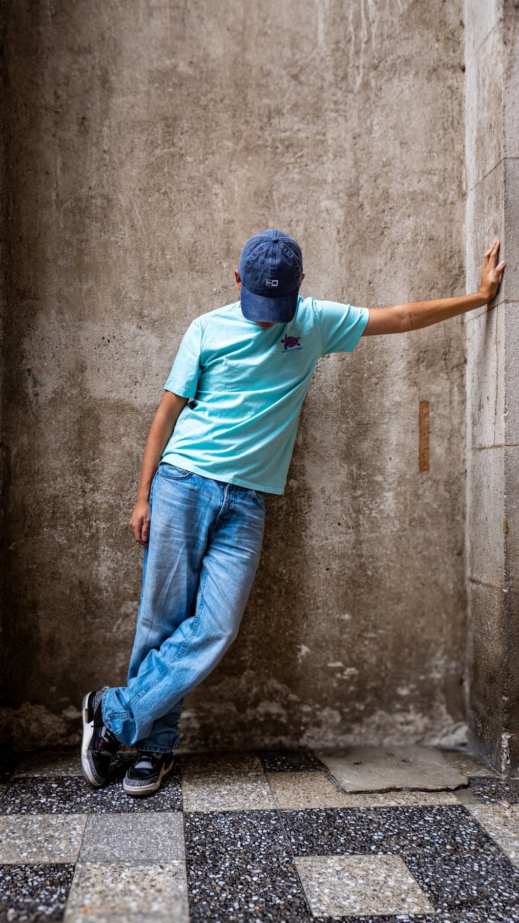 Modelo apoyado en pared de piedra