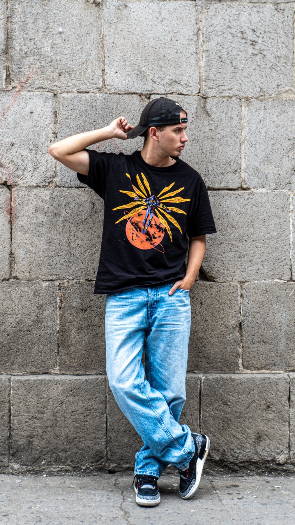 Modelo con camiseta gráfica y jeans