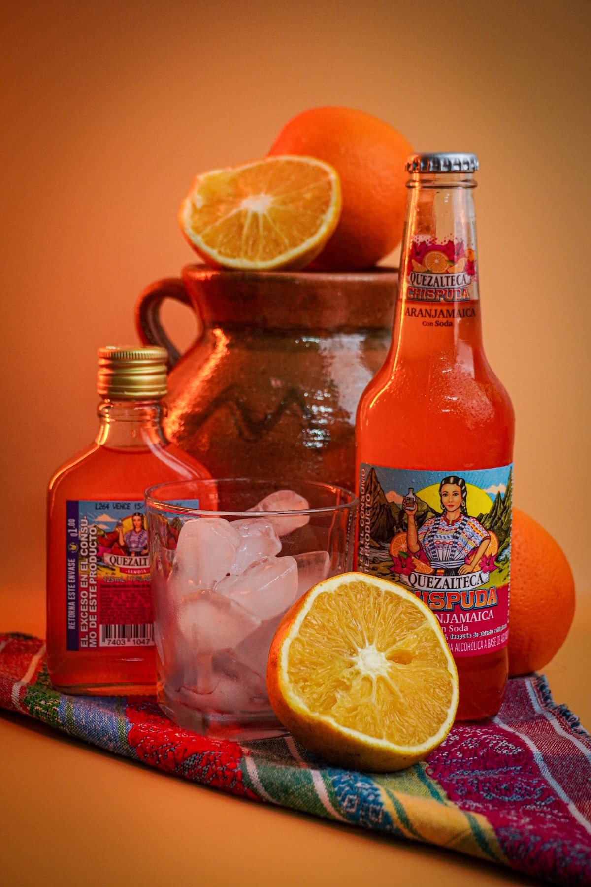 Refresco de naranja con jarro de barro