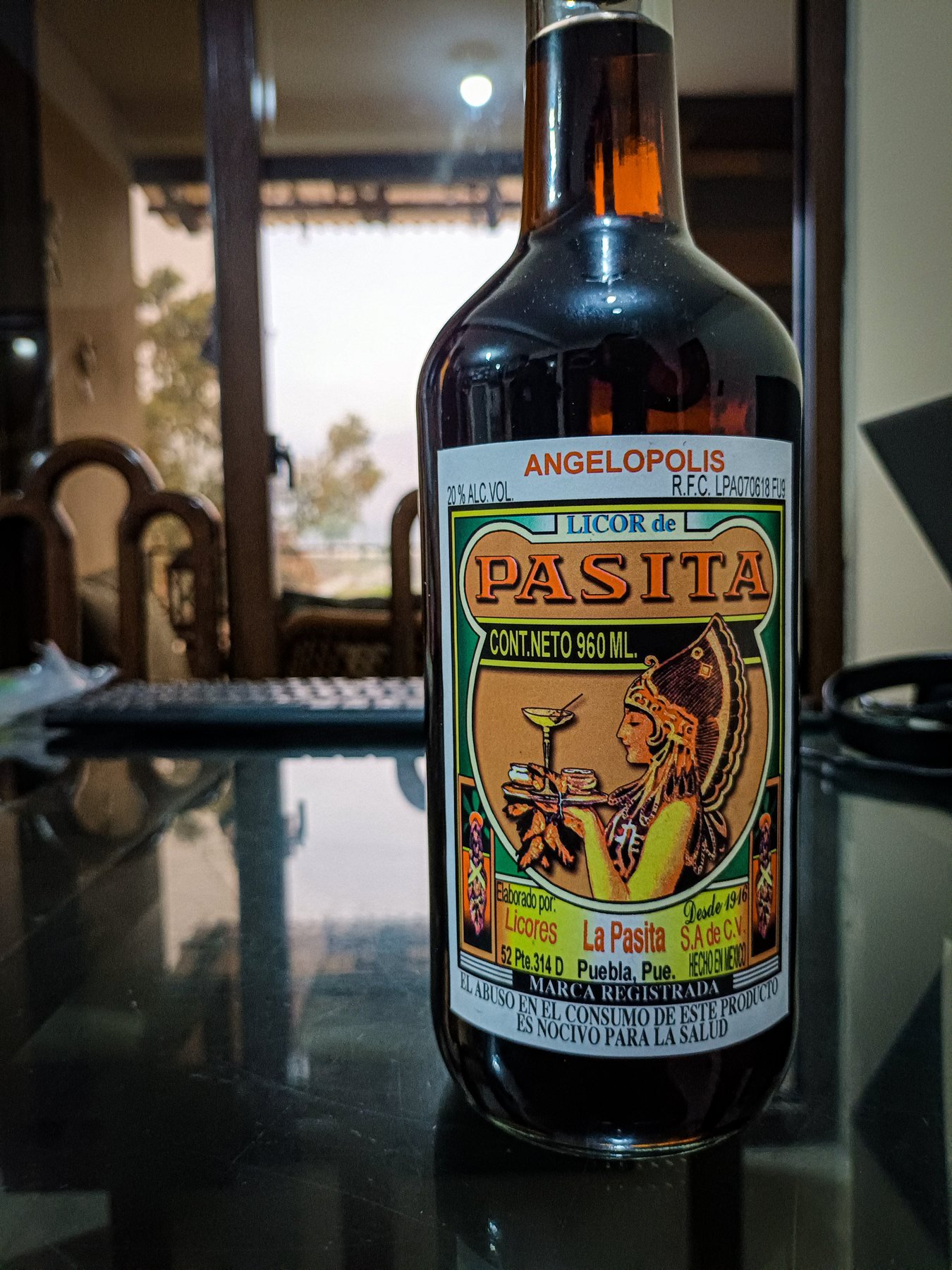 Botella de licor sobre mesa de vidrio