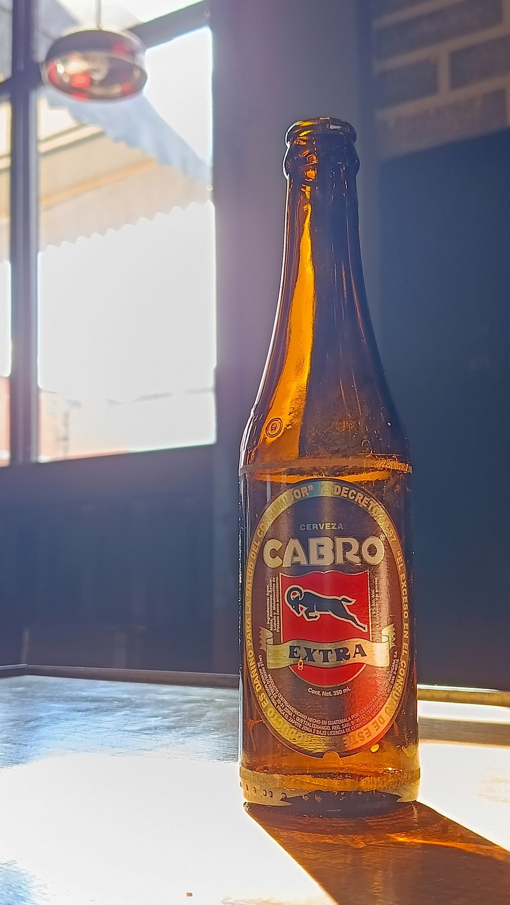 Botella de cerveza a contraluz