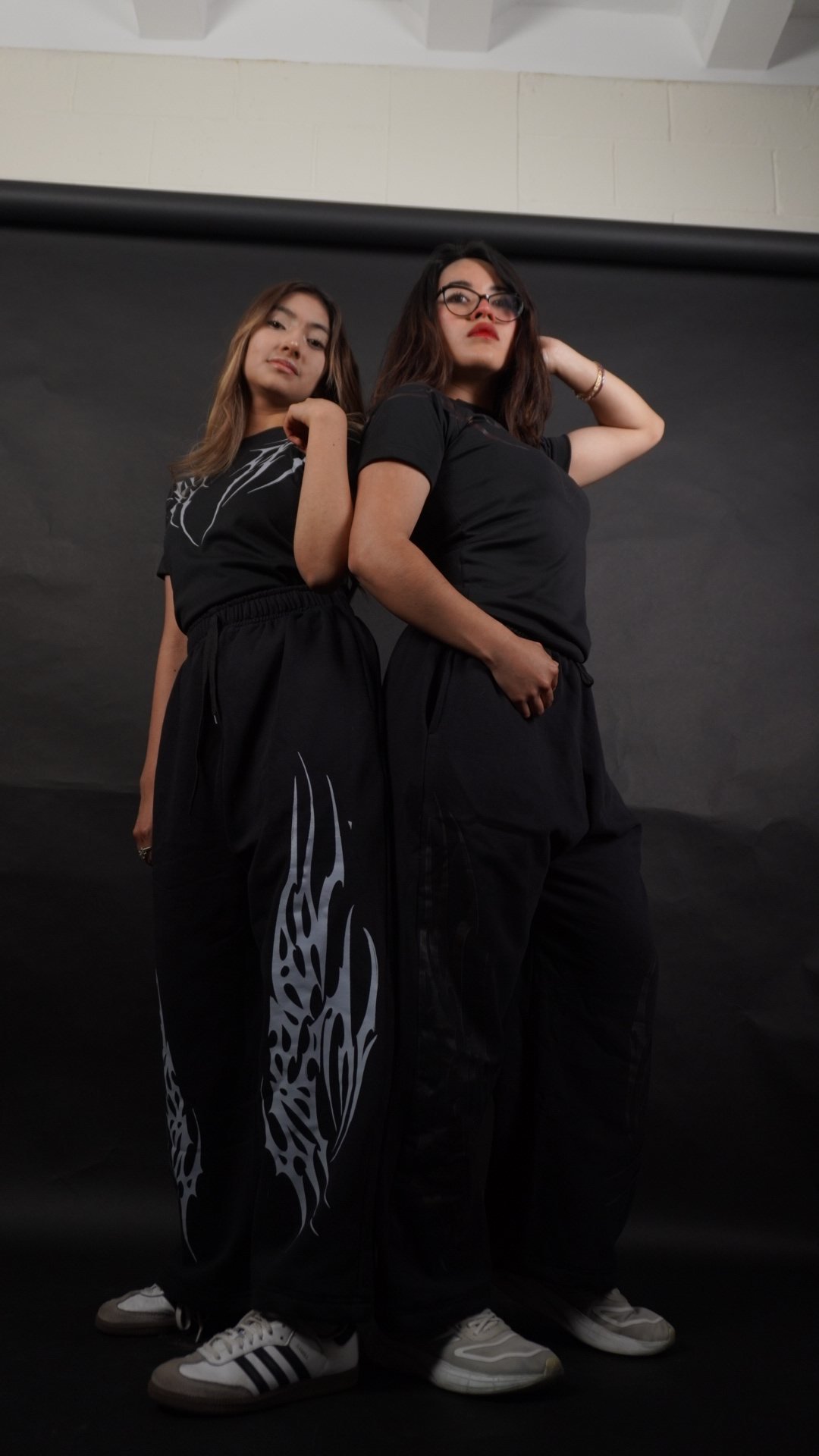 Dos modelos de cuerpo completo sobre fondo negro