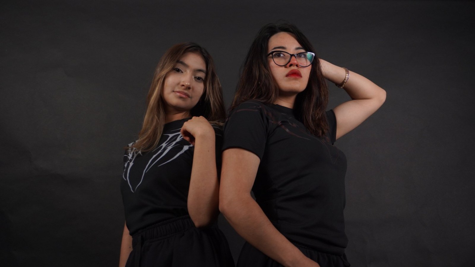 Dos modelos sobre fondo negro