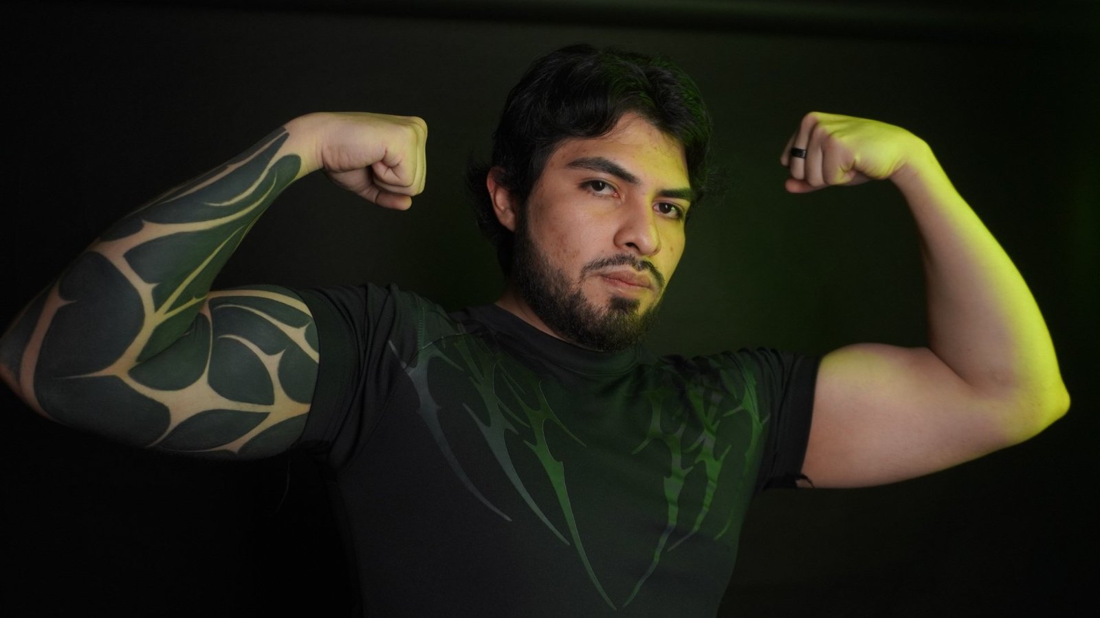 Modelo con camiseta de estampado tribal y luz verde