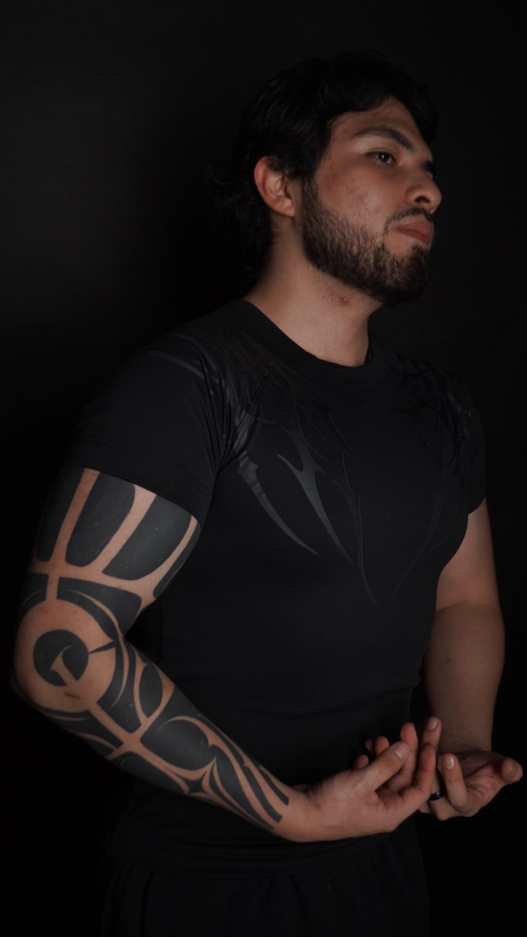 Detalle de camiseta y tatuajes con luz verde