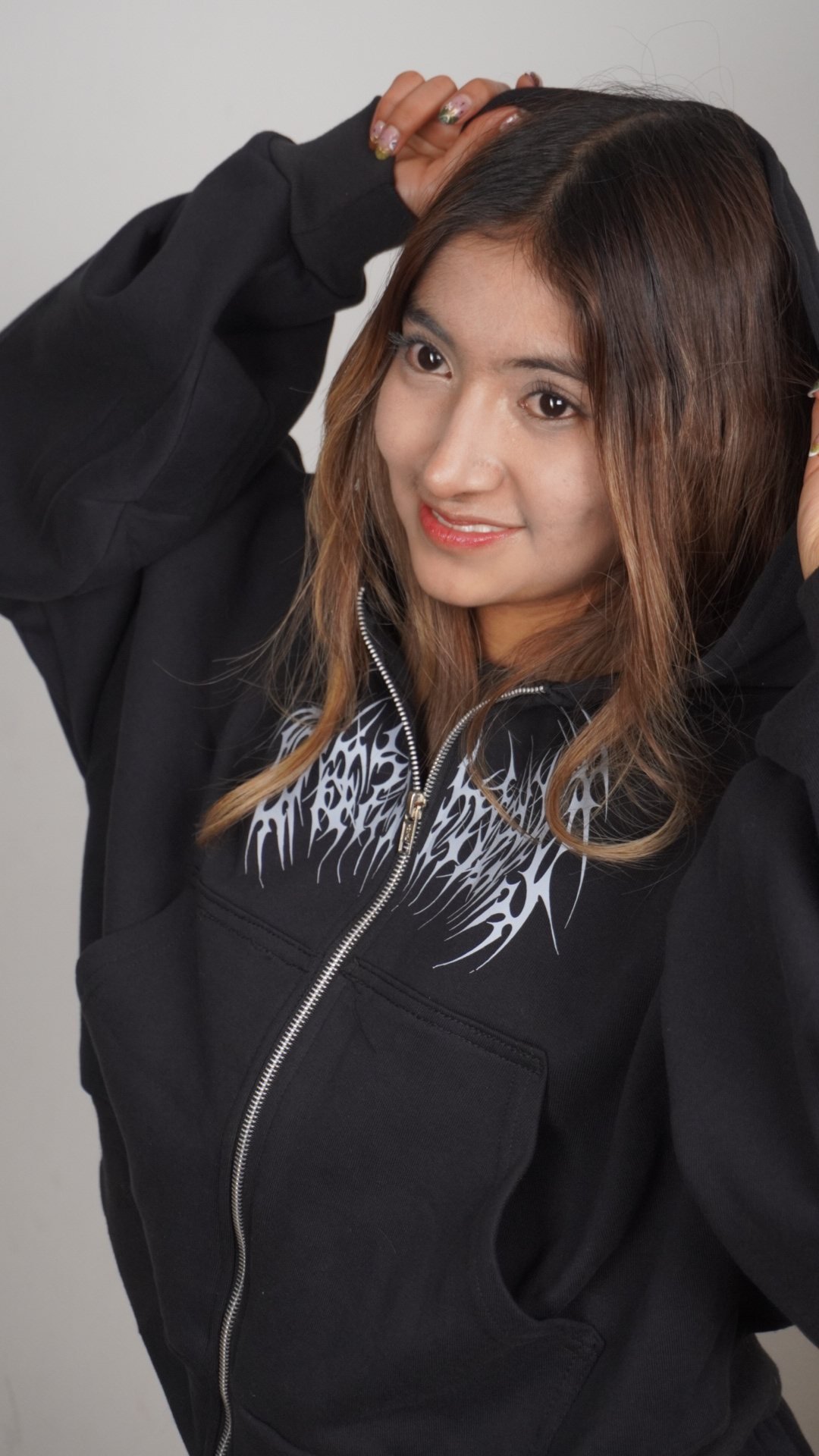 Modelo con sudadera sobre fondo blanco