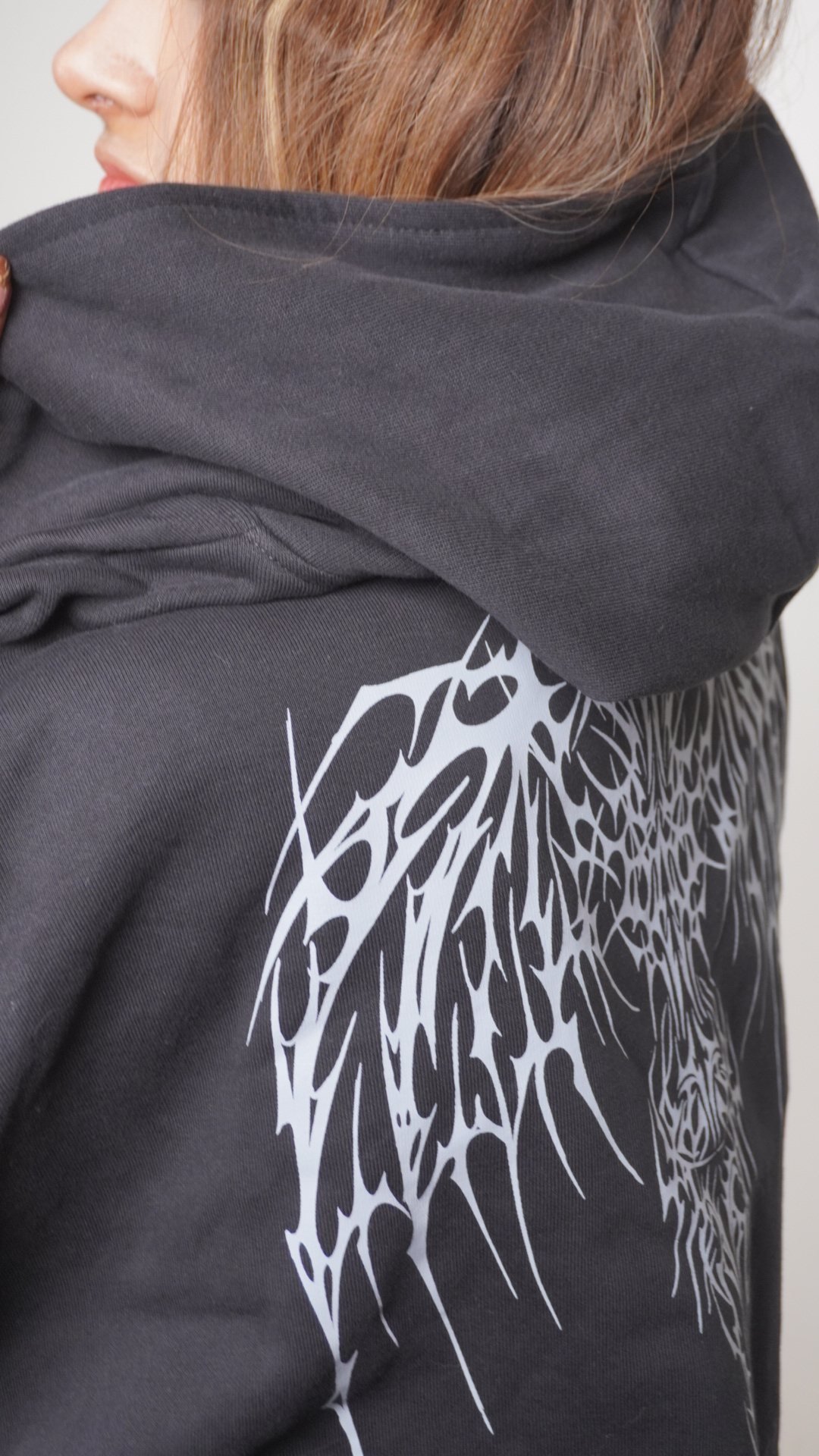 Detalle del estampado en la espalda de la sudadera