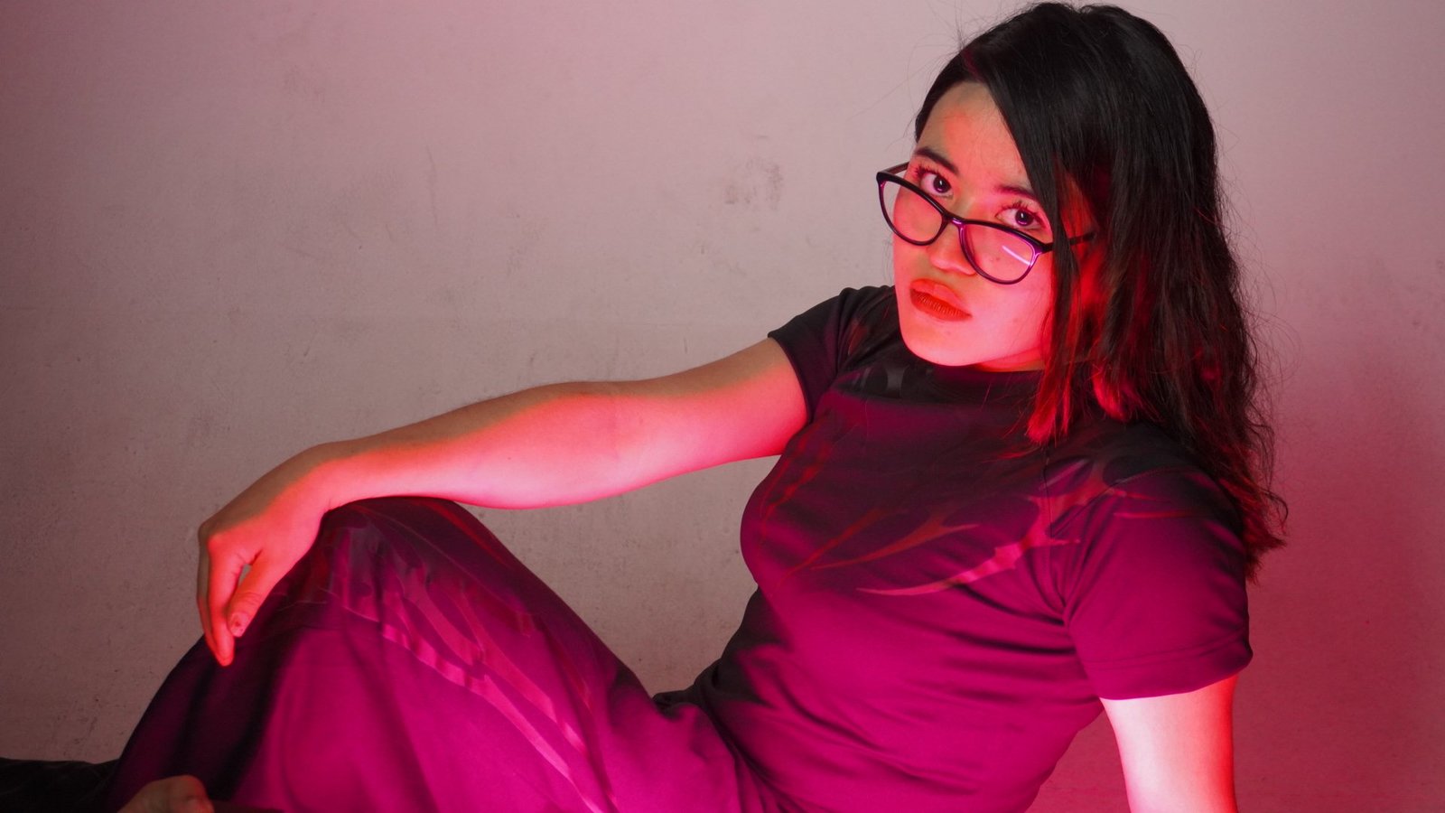 Modelo sentada con luz roja