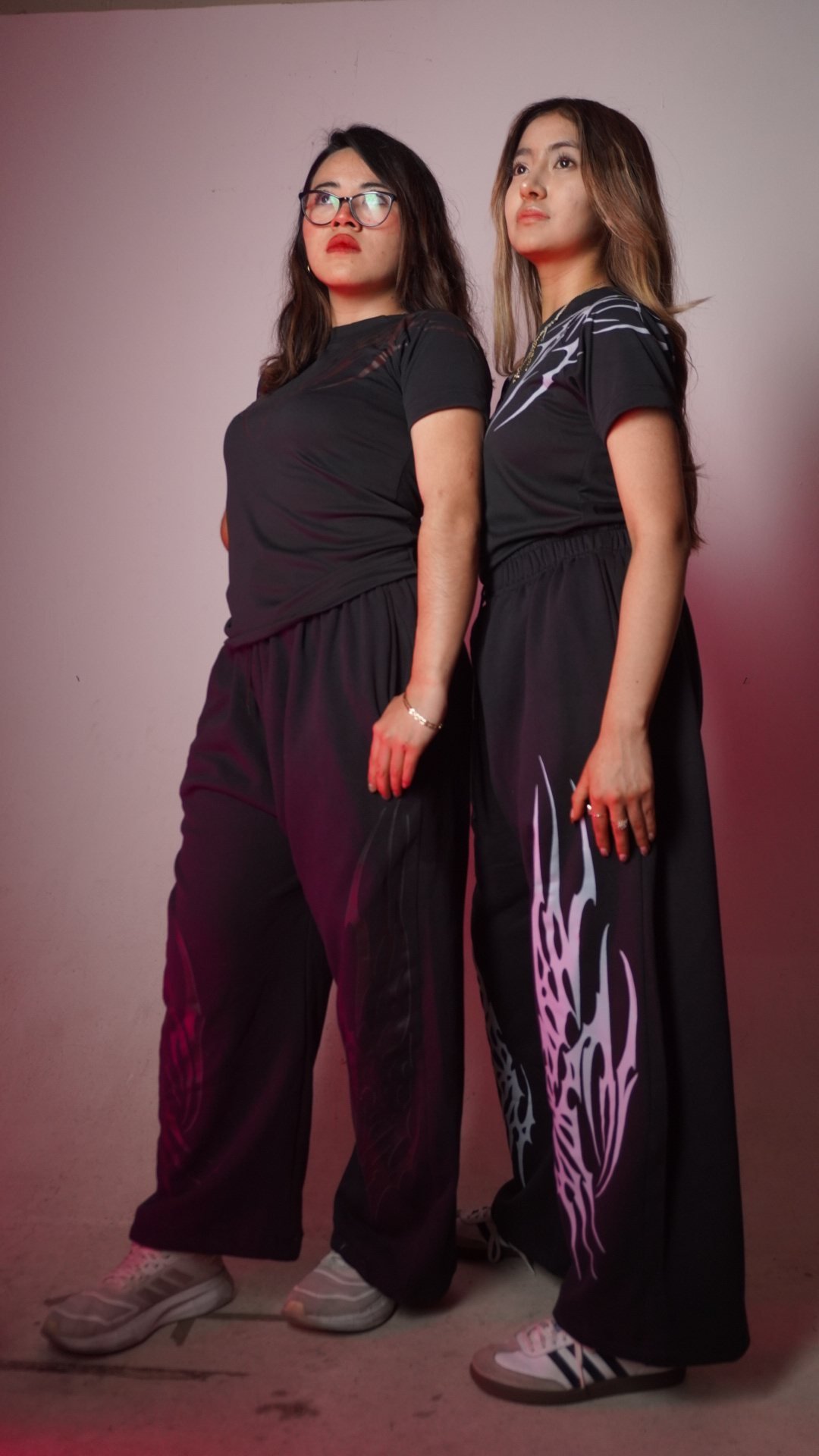 Dos modelos de cuerpo completo con luz rosa