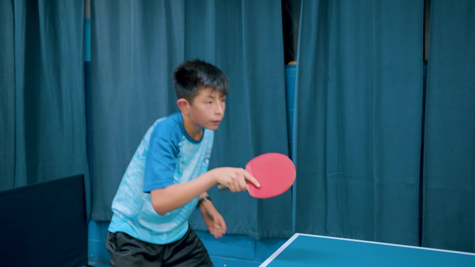 Niño ejecutando un golpe en la mesa